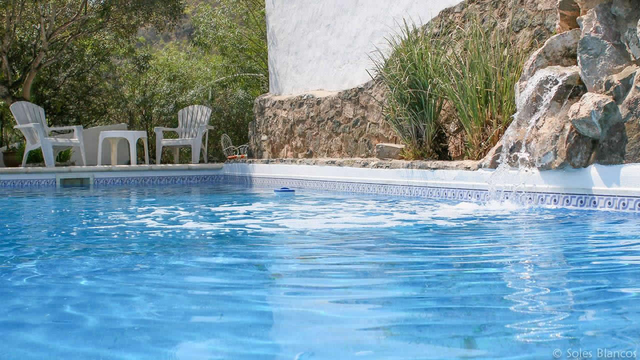alt=Complejo Soles Blancos con piscinas Quincho y parque en La Serranita